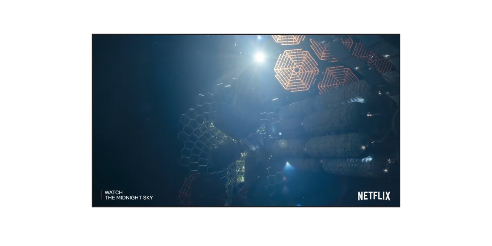 Экран телевизора с трейлером фильма «Полночное небо» на Netflix (просмотр видео).